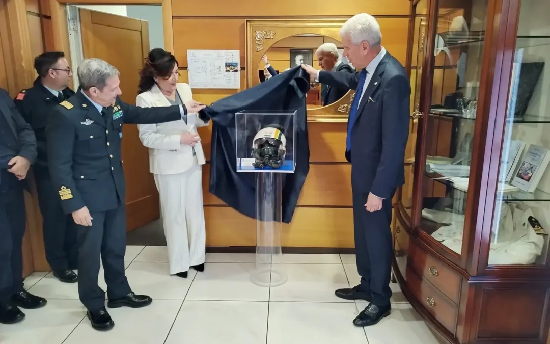 La famiglia Nencha dona il casco da volo del generale Andrea Nencha alla Casa dell’Aviatore